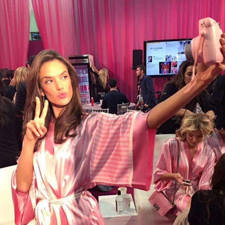 Alessandra Ambrosio tira selfie no backstage