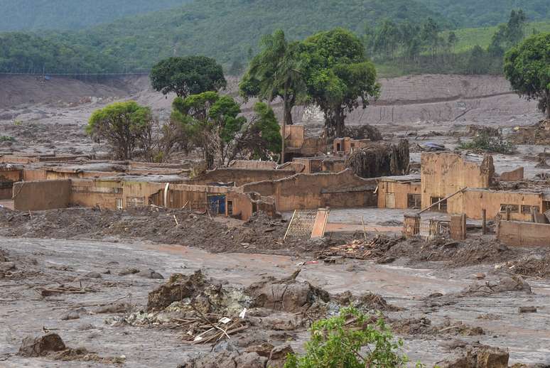 Distritos de Bento Rodrigues e Paracatu de Baixo, em Mariana, foram completamente destruídos