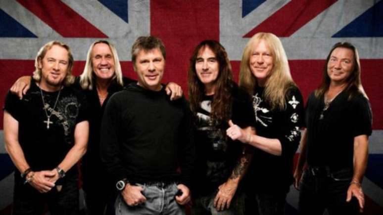 Bruce Dickinson (o único de cabelo curto) e seus colegas de Iron Maiden lançaram novo disco