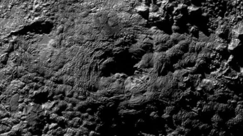 Wright Mons, um dos dois possíveis "vulcões de gelo", foi localizado ao sul da planície de Sputnik