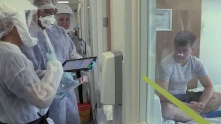 Volunt&aacute;rios recebem a dose do v&iacute;rus da gripe em pequenas quantidades atrav&eacute;s do nariz