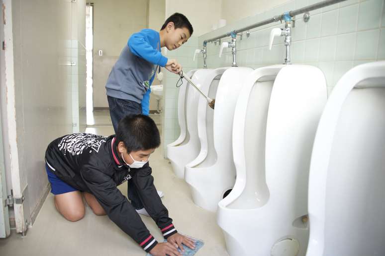Alunos limpam até banheiro de escola no Japão