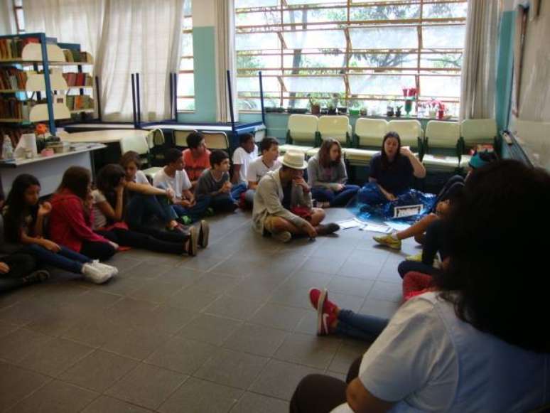 Contação de histórias na Escola Estadual José Cândido Souza deu mais utilidade à sala de leitura e aproximou voluntárias da escola