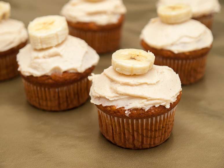 Você pode decorar o bolinho com rodelas de banana.