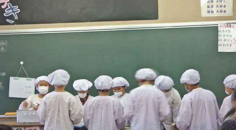 São os próprios alunos de escolas japonesas quem servem a merenda escolar aos colegas
