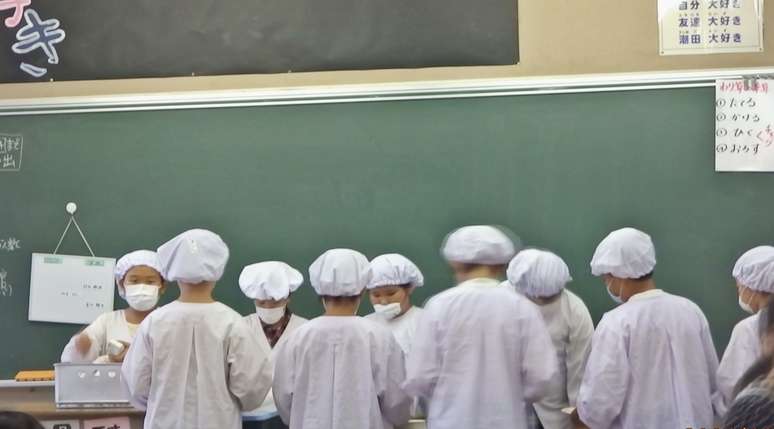 S&atilde;o os pr&oacute;prios alunos de escolas japonesas quem servem a merenda escolar aos colegas
