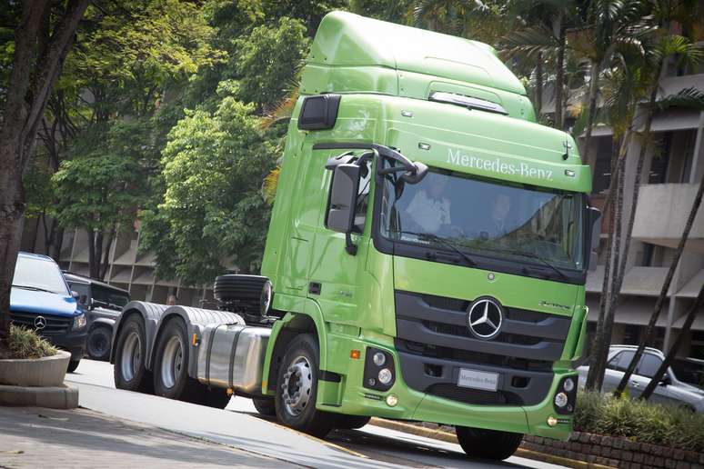 No Centro-Oeste, o transporte de grãos conta com a Linha Actros, que além do desempenho, proporciona economia de combustível de até 6%