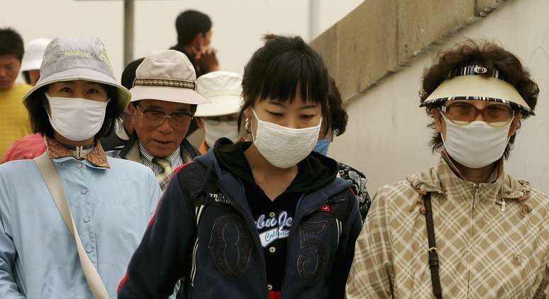 Atualmente, milhares de habitantes das principais cidades chinesas andam com máscaras pelas ruas por causa da forte poluição