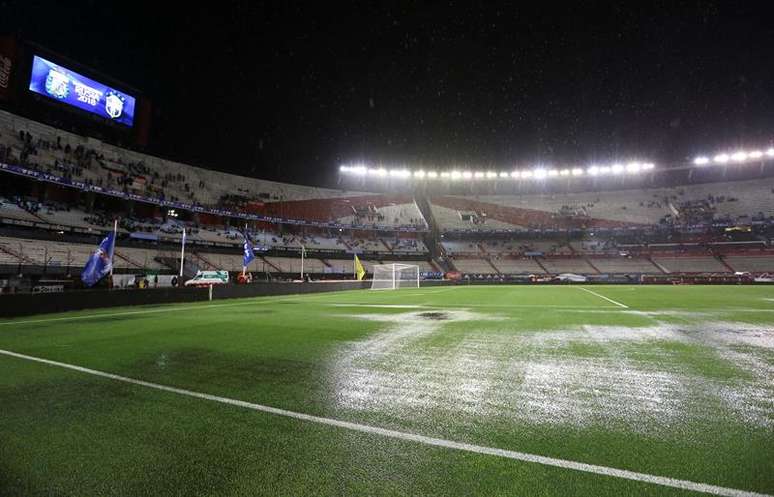 Temporal atingiu a capital argentina Buenos Aires e deixou alagado o gramado do Estádio Monumental de Nuñez, palco do clássico Argentina x Brasil pelas Eliminatórias da Copa 2018