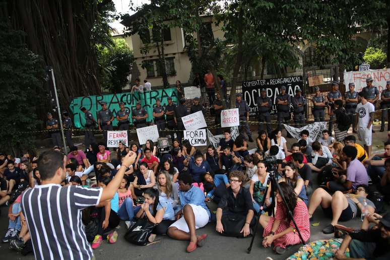 Estudantes protestam contra o projeto de reorganização das escolas estaduais