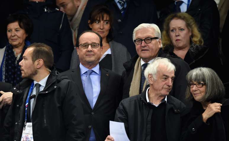 Presidente da França, François Hollande, ao lado de Frank-Walter Steinmeier, ministro de Relações Exteriores da Alemanha, durante amistoso