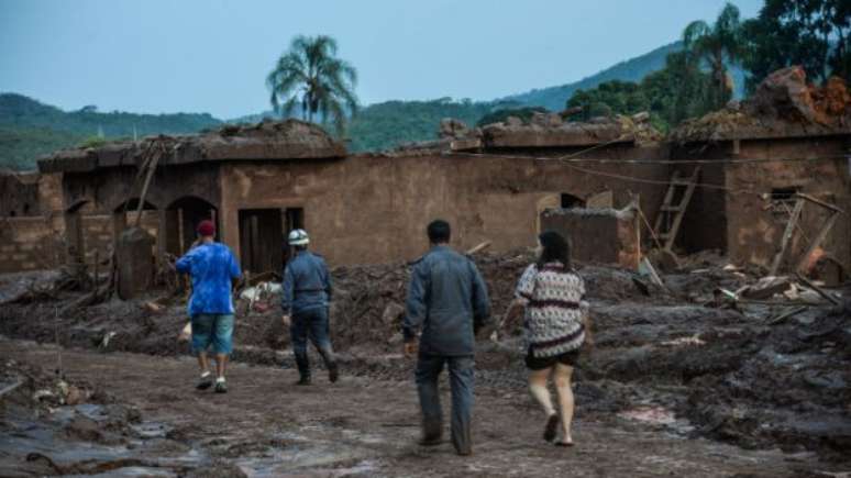 Rompimento de barragens destruiu vila de Bento Rodrigues, em Mariana (MG), e deve arrastar destruição por 700 km até o oceano Atlântico