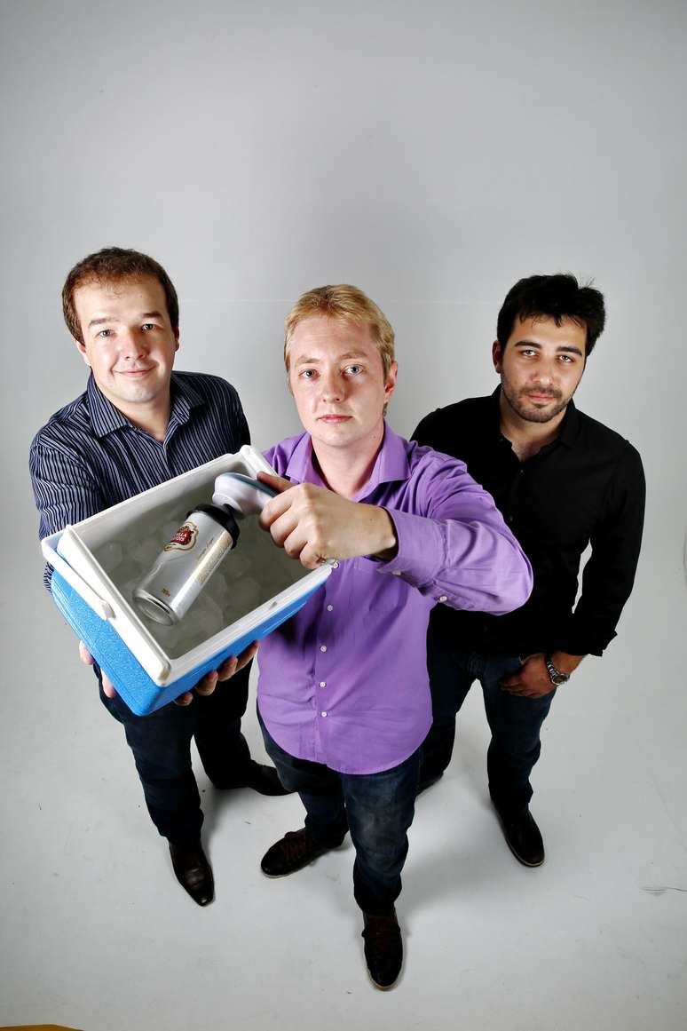 Ricardo Gazzola, Gustavo Moraes e Rafael Schiavoni com sua invenção, o SuperCooler
