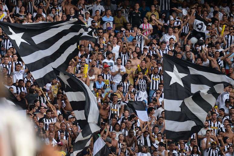 Festa do Botafogo pelo acesso só durou até o apito inicial