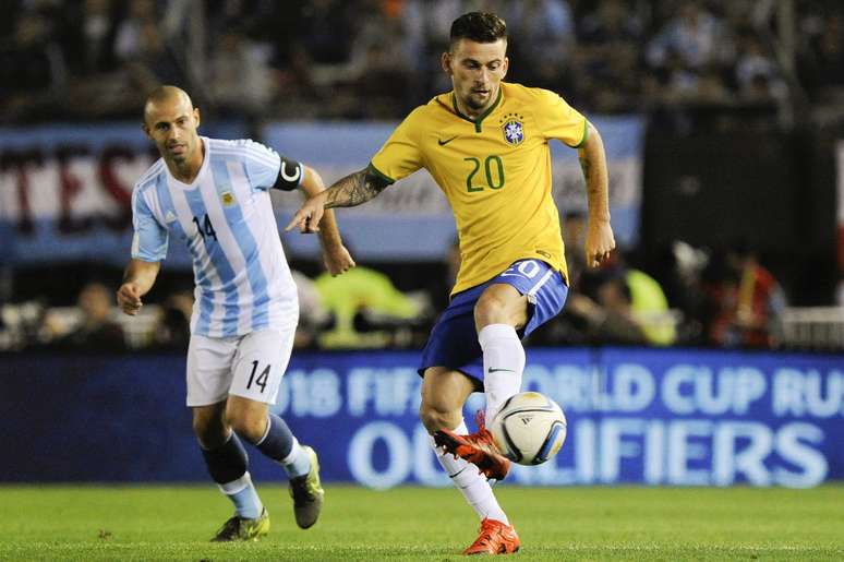 Lucas Lima marcou o gol de empate para o Brasil no segundo tempo, acertando um voleio no rebote de um ataque