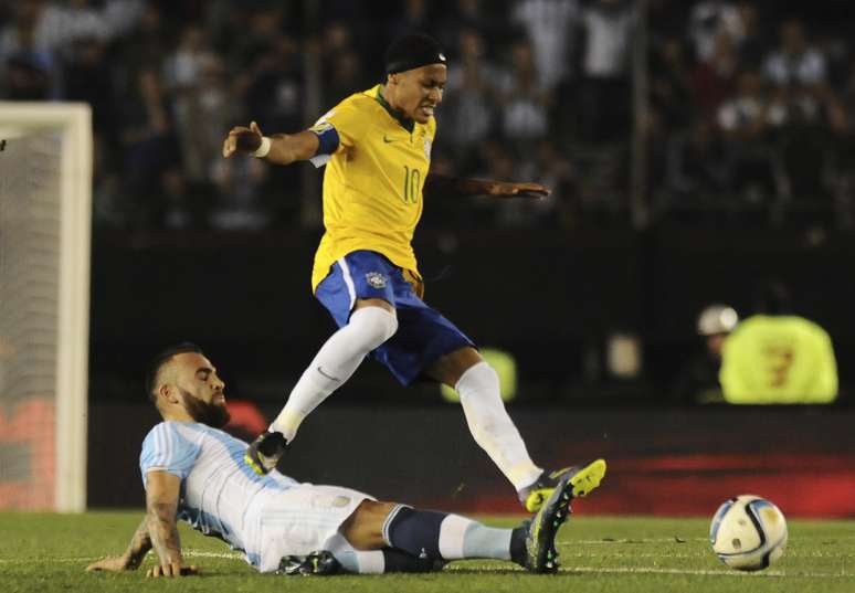 Neymar sofreu marcação acirrada dos argentinos no clássico pelas Eliminatórias