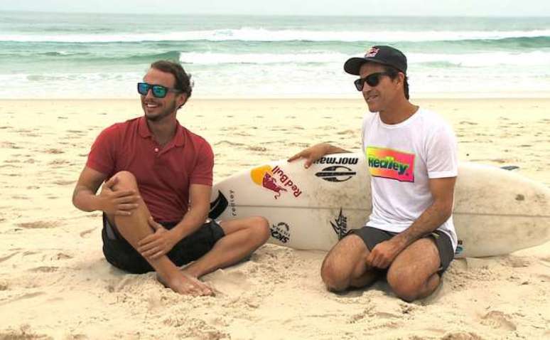 Rafael Paiva em grava&ccedil;&atilde;o com o surfista Carlos Burle (Foto: Divulga&ccedil;&atilde;o)