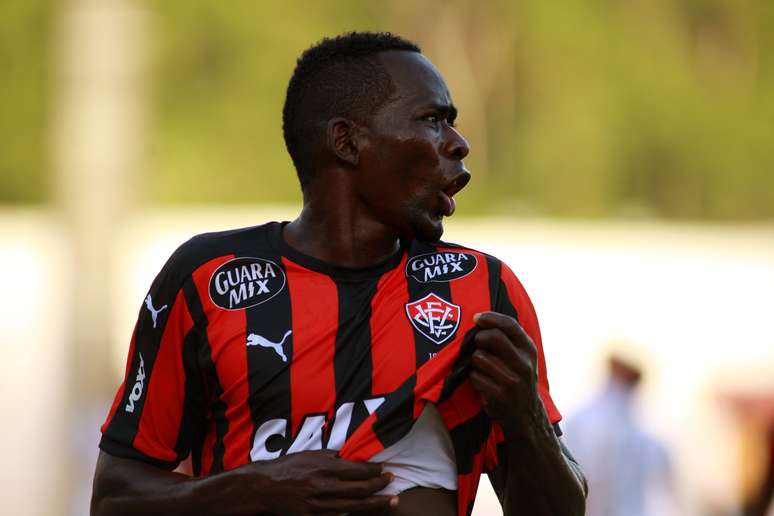 Zagueiro Kanu marcou, aos 20 minutos do 1º tempo, o único gol do jogo no Barradão