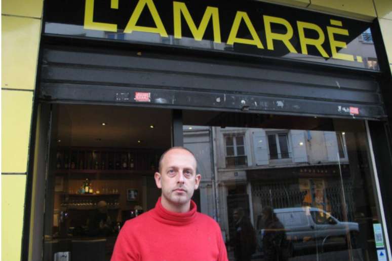 Dono de restaurante levou clientes para seu apartamento e continuou servindo comida enquanto ataques ocorriam do outro lado da rua