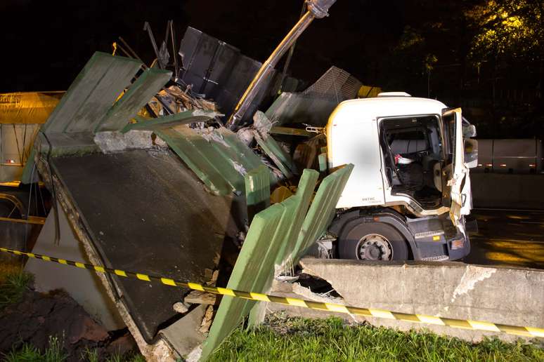Um caminhão-tanque que estava vazio e seguia para São Paulo não conseguiu parar a tempo e foi atingido