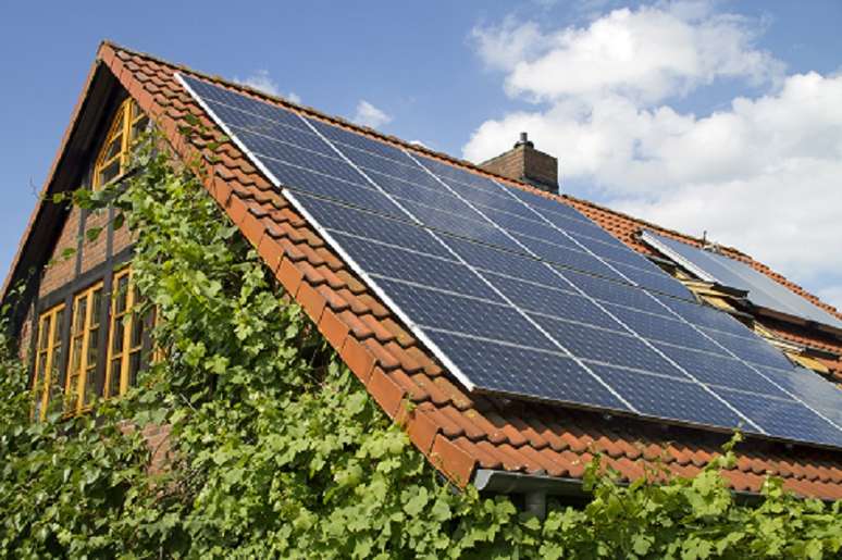 A partir da energia produzida em casa pelo sistema fotovoltaico, tudo o que for excedente pode ser trocado por créditos na conta de luz