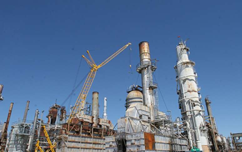 A compra pela Petrobras da refinaria de petróleo em Pasadena, Texas (EUA), em 2006, é investigada por superfaturamento, à época, e evasão de divisas. 