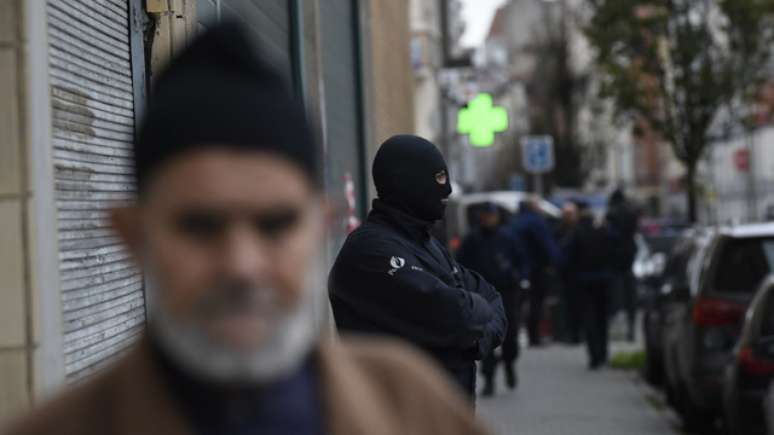 Operação policial tomou conta de Molenbeek nesta segunda-feira para tentar encontrar suspeitos de orquestrar atentados