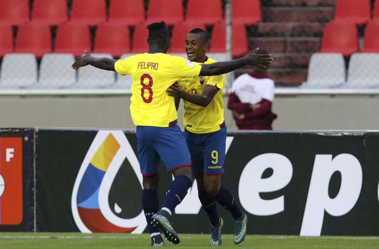 Caicedo e Martinez comemoram primeiro gol do Equador