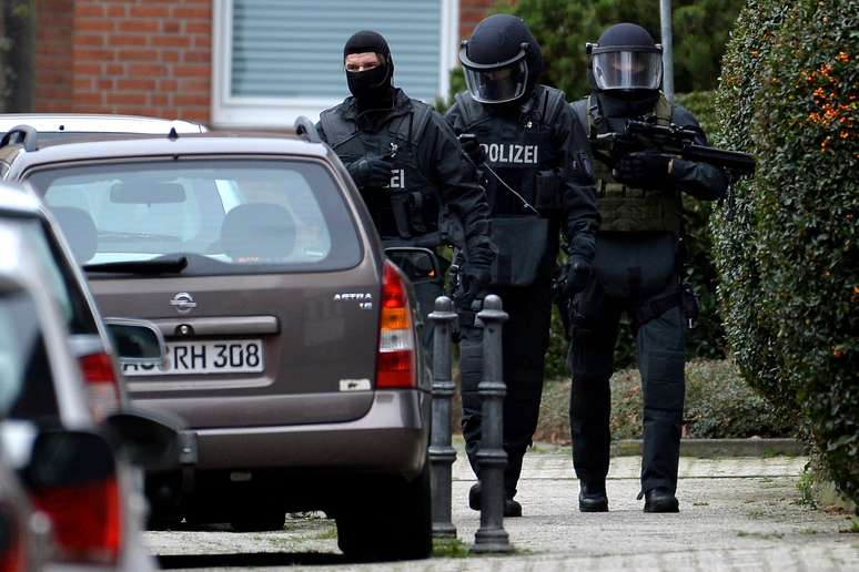 Polícia belga procura por Mohammed K., que teria fabricado os coletes explosivos detonados em Paris