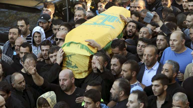 Funeral de Adel Termos; testemunhas afirmam que ele se lançou sobre um dos suicidas quando percebeu o ataque