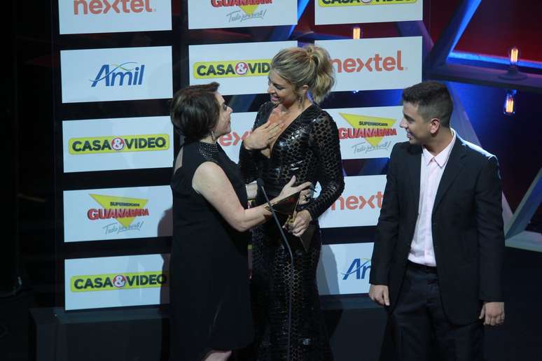 Grazi recebeu o prêmio de melhor atriz coadjuvante das mãos de Nívea Maria