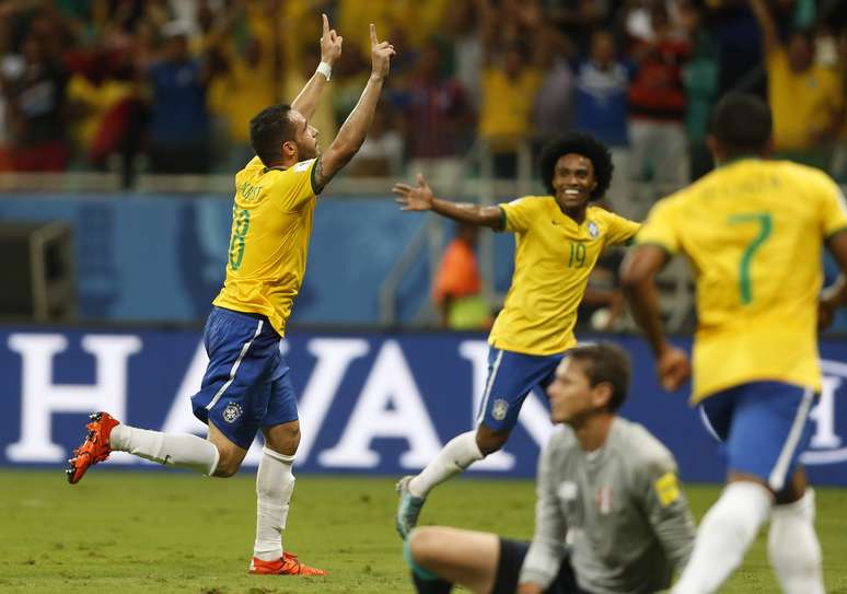 Titular em lugar de Lucas Lima, Renato Augusto fez o segundo gol do Brasil