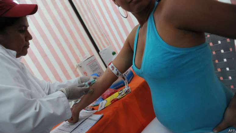 M&atilde;es podem passar o v&iacute;rus para os filhos durante a gravidez, no nascimento ou mesmo na amamenta&ccedil;&atilde;o