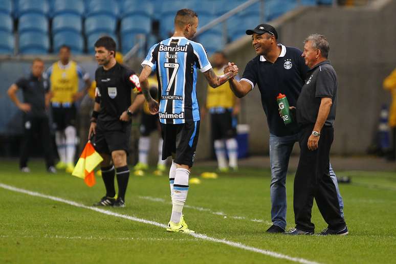 Luan cumprimenta técnico Roger, que renovou contrato com Grêmio até 2017