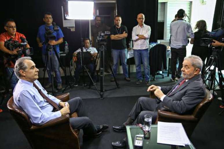 O jornalista Roberto D´Avila, da GloboNews, gravou a entrevista com o ex-presidente no Instituto Lula, em São Paulo (Foto: Ricardo Stuckert/ Instituto Lula)