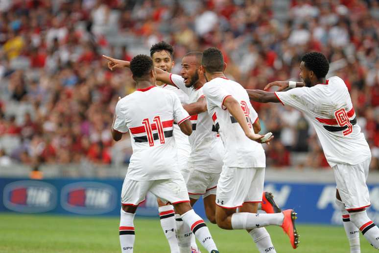 Jogadores do São Paulo comemoram gol de Banguelê