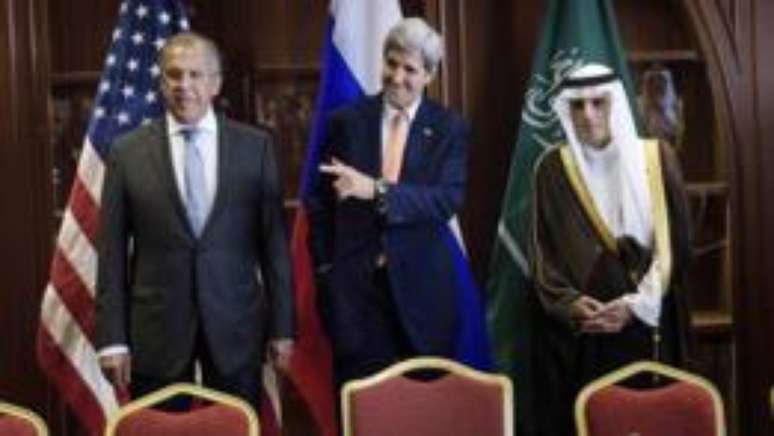 O ministro saudita Adel al Jubeir (à dir., ao lado do secretário de Estado dos EUA, John Kerry) disse que não permitirá ataques russos a rebeldes sírios