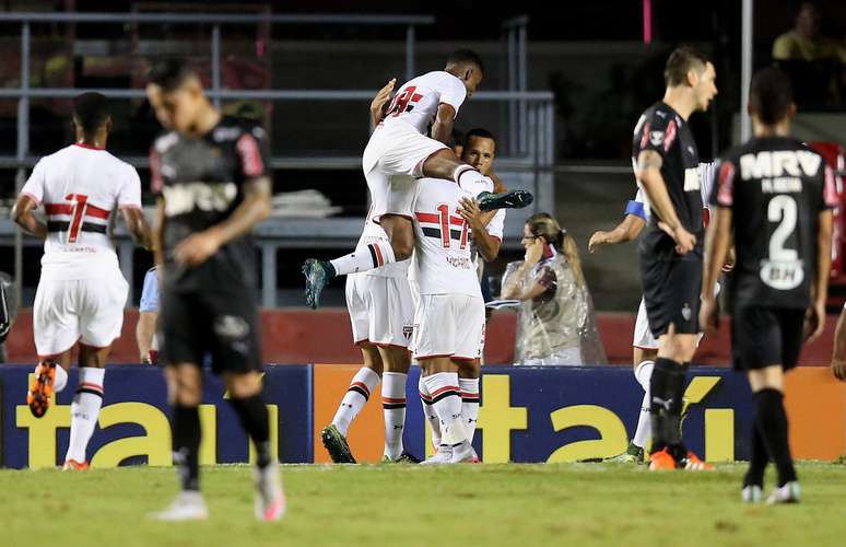 Kardec é abraçado por companheiros depois de marcar o primeiro gol do São Paulo