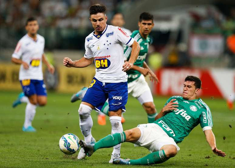 Zagueiro Nathan ganhou chance no time titular do Palmeiras