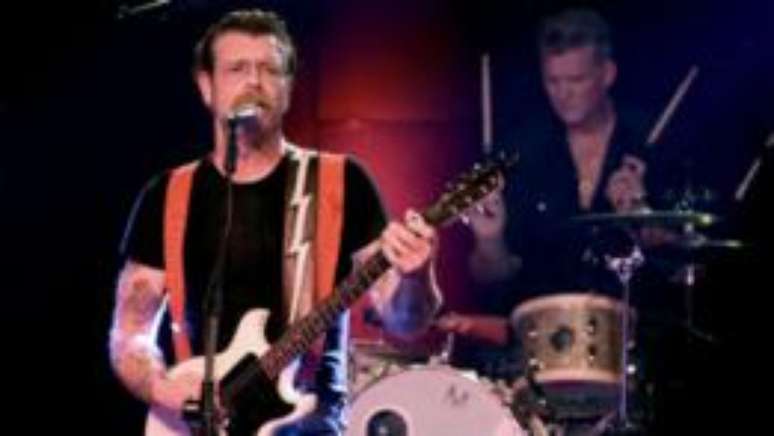 Vocalista da banda de rock americana Eagles of Death Metal, que se apresentava em casa de shows em Paris no momento dos ataques, disse que fãs foram mortos no camarim