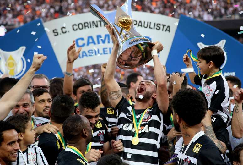 Corinthians levantou a taça de campeão depois da partida