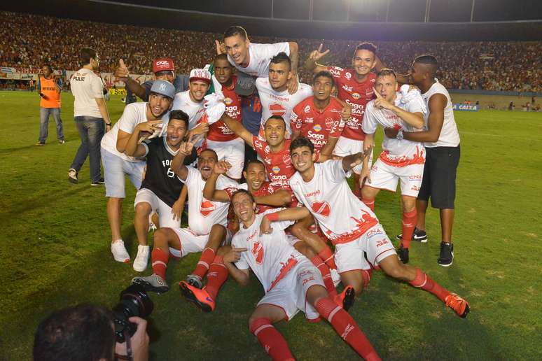 Jogadores do Vila Nova comemoram título da Série C