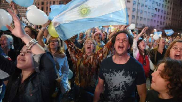 Festa dos apoiadores de Mauricio Macri foi grande pelas ruas da capital Buenos Aires