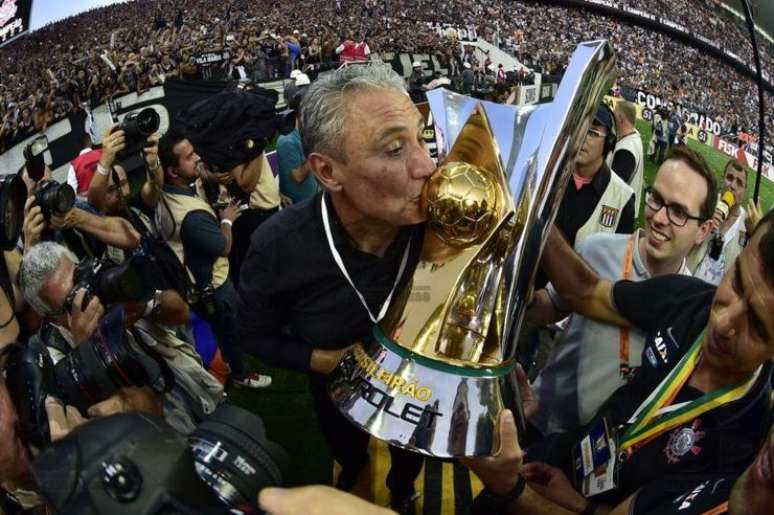 Tite beija o troféu do Campeonato Brasileiro