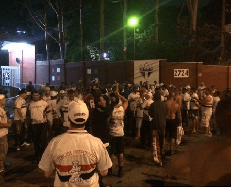 Torcedores foram protestar na frente do CT do São Paulo após a derrota no clássico contra o Corinthians