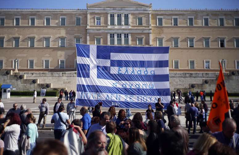 Região próxima ao parlamento grego vive cheia de pessoas, mas ninguém se feriu com o artefato explosivo