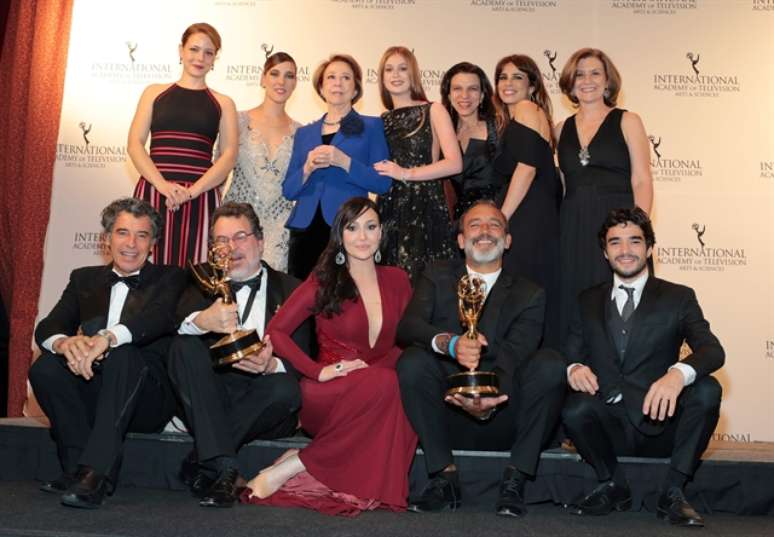Elenco da TV Globo posou com as estatuetas 