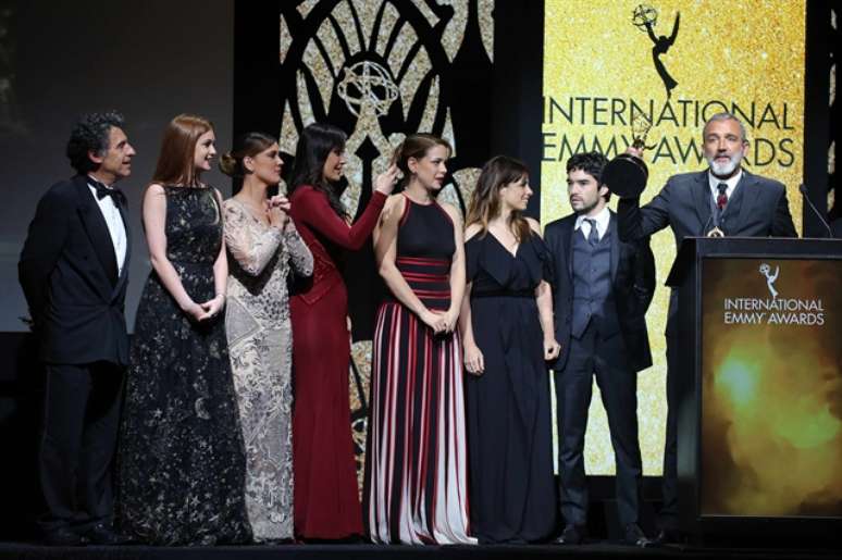 Elenco da novela 'Império' subiu ao palco para receber a estatueta de Melhor Novela
