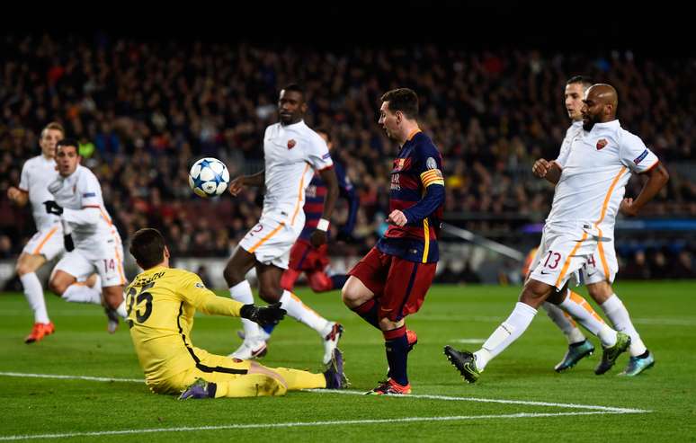 Messi toca por cobertura para marcar o segundo gol do Barcelona