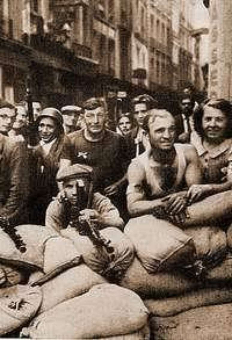 Barricada popular na capital francesa em 22 de agosto de 1944